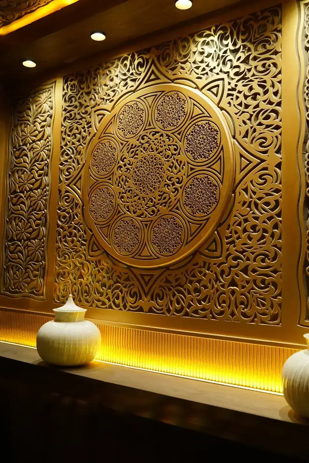 Mandala doré sculpté Anarkali By Zahid — pièce maîtresse moghole Casablanca